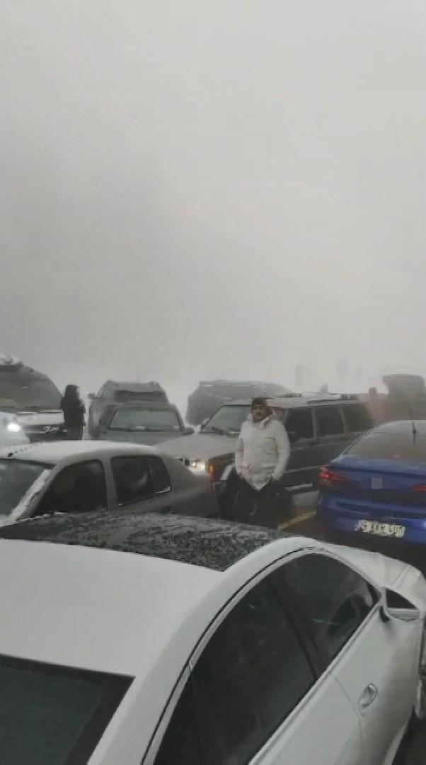 İstanbul'un yanı başı! Yüzlerce araç mahsur kaldı