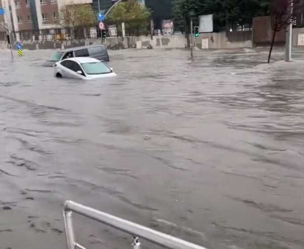 Son Dakika: İstanbul'da başlayan kuvvetli yağış sonrası Vali Gül'den uyarı: Su basma riski bulunan yerleri ivedi şekilde boşaltınız