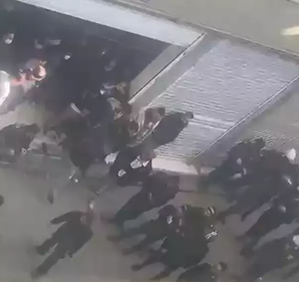 Komşuda tansiyon yüksek! Kapalı Çarşısı esnafı protestolara katılıp 'Özgürlük' sloganı attı