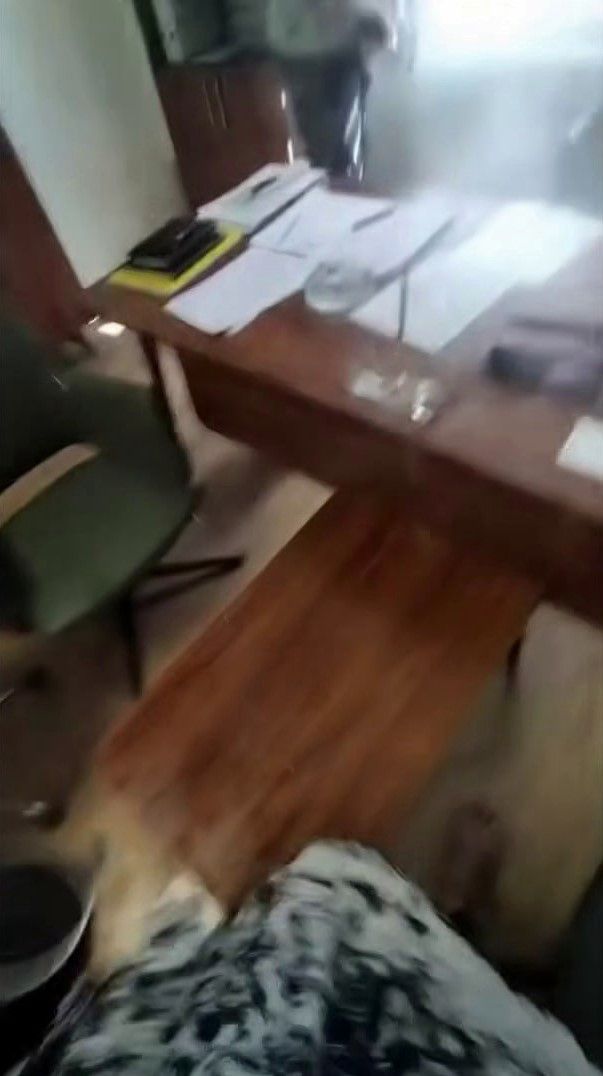 İşten çıkarılan kadın, şantiye şefinin üzerine kaynar su döktü
