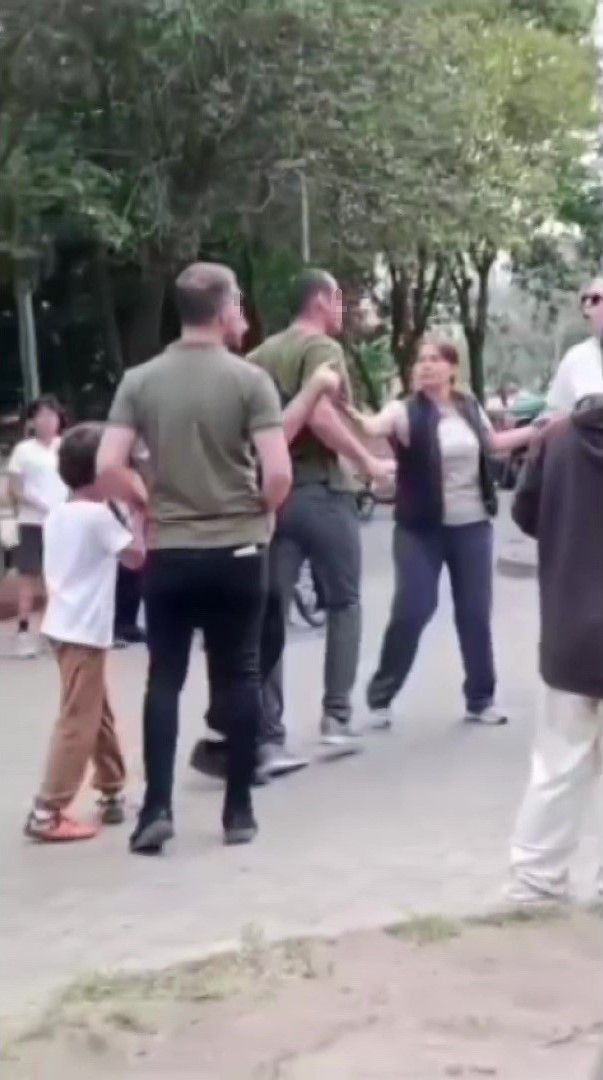 Çocuk parkında dehşet! Kadınlara tekme ve yumruklarla saldırdı