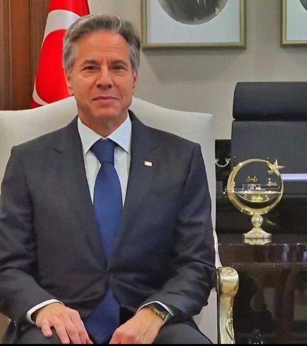 ABD'li Blinken, Ayyıldız içerisinde Mescid-i Aksa'nın yer aldığı biblonun yanına oturtuldu