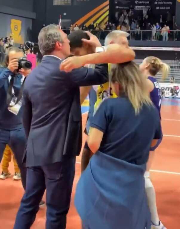 Ali Koç'un yaptığı hareketle Fenerbahçeli kadın voleybolcu neye uğradığını şaşırdı