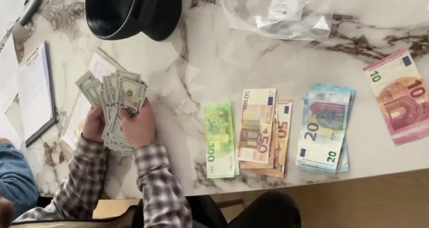 Papara operasyonunun görüntüleri! Balya balya para çıktı