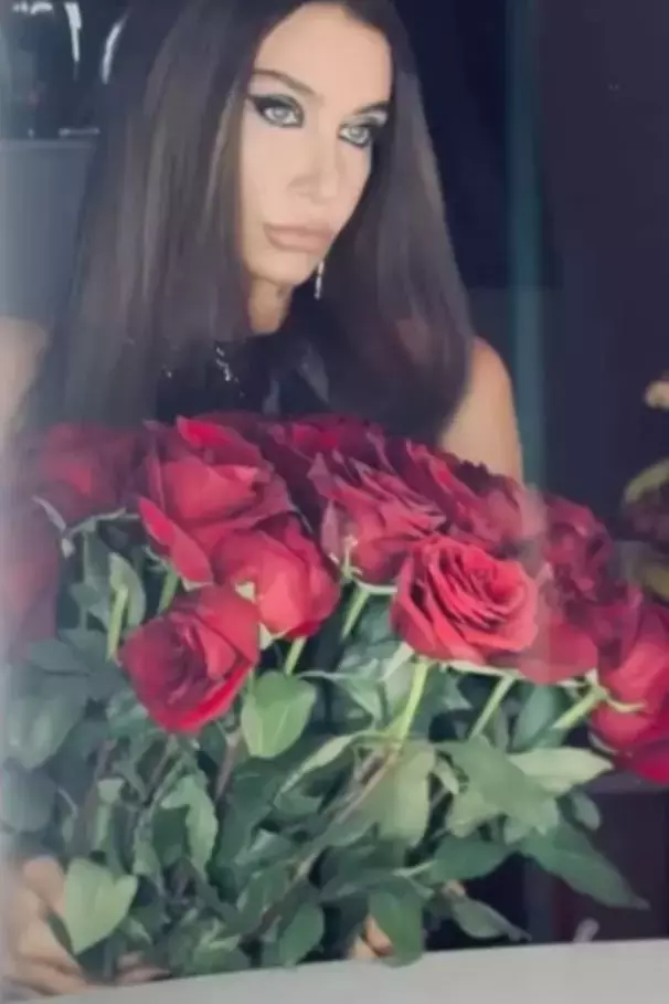 Değişimi şا‌‌‌‌‌‌‌‌‌‌‌‌‌‌‌ى‌یده است. این خواننده که در گذشته با ارتباطاتش با احمد کورال و هازر آرمانی خبرساز شده بود، مدتی است که با بازیگر مشهور، ایلکر کاللی، رابطه عاشقانه دارد. این دو با رفتارهای عاشقانه و اشعار زیبایی که با هم به اشتراک می‌گذارند، مدت‌هاست که رابطه خود را در معرض دید عموم نگه داشته‌اند.