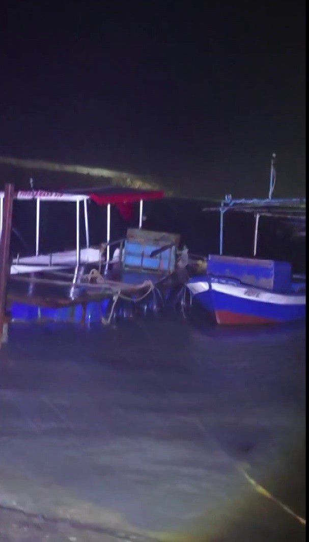 Hatay'da fırtına yaşamı olumsuz etkiledi; dalgalar yola kadar geldi