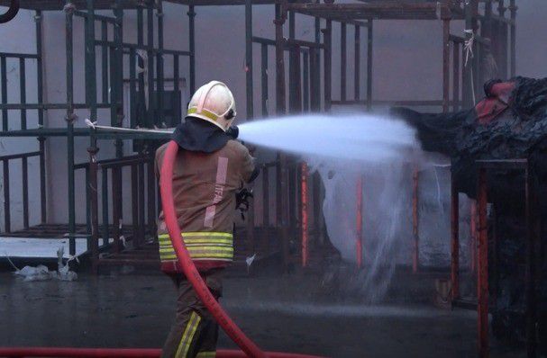 Kahramanmaraş'ta yangına müdahale eden itfaiye eri darbedildi