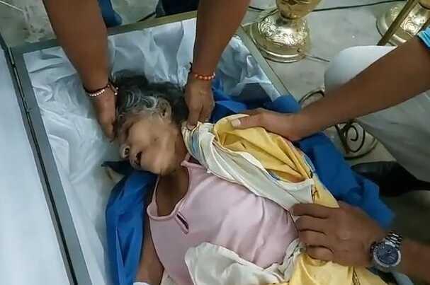 Öldü sanılan yaşlı kadın tabutta dirildi Öldü sanılan yaşlı kadın tabutta dirildi