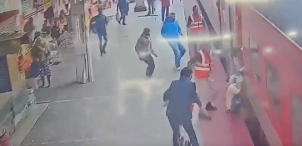 Trene yetişmeye çalışırken kucağındaki çocukla tren ve peron arasında sıkıştı