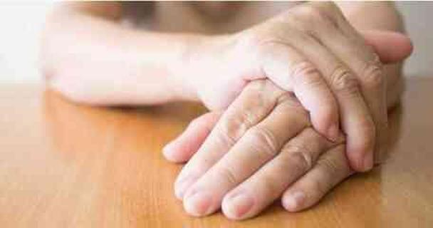 El titremesi neden olur, nasıl geçer? Ellerde titreme neyin belirtisi?