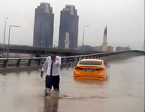Ankara'da Sağanak Yağış Hayatı Felç Etti
