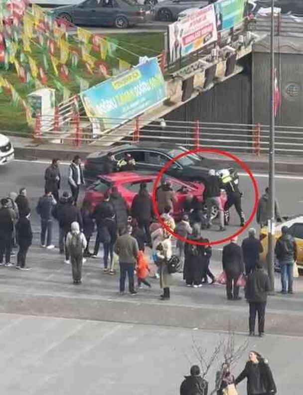 Tartıştığı polislerin üzerine otomobil sürüp, bir kişiye çarparak kaçtı