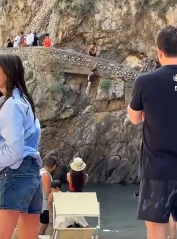 İtalya'da kadın uçurumdan atlamak istedi, kayalıklara çarptı