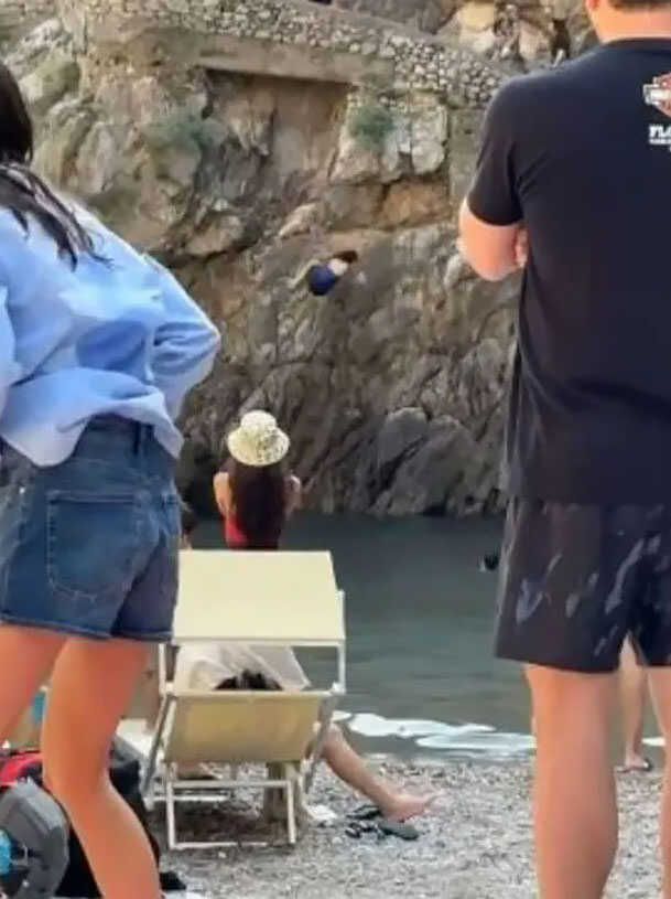 İtalya'da kadın uçurumdan atlamak istedi, kayalıklara çarptı