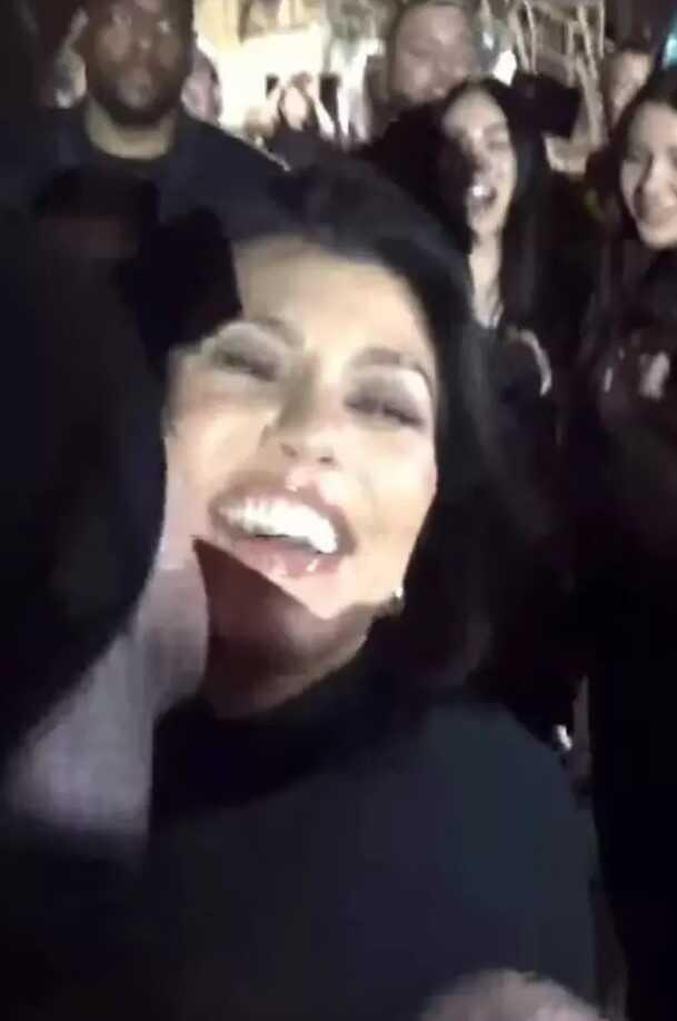 Çocuk sahibi olmak için cinsel ilişki orucuna dahi girmişlerdi! Kourtney Kardashian konserde 'Ben hamileyim' pankartı açtı