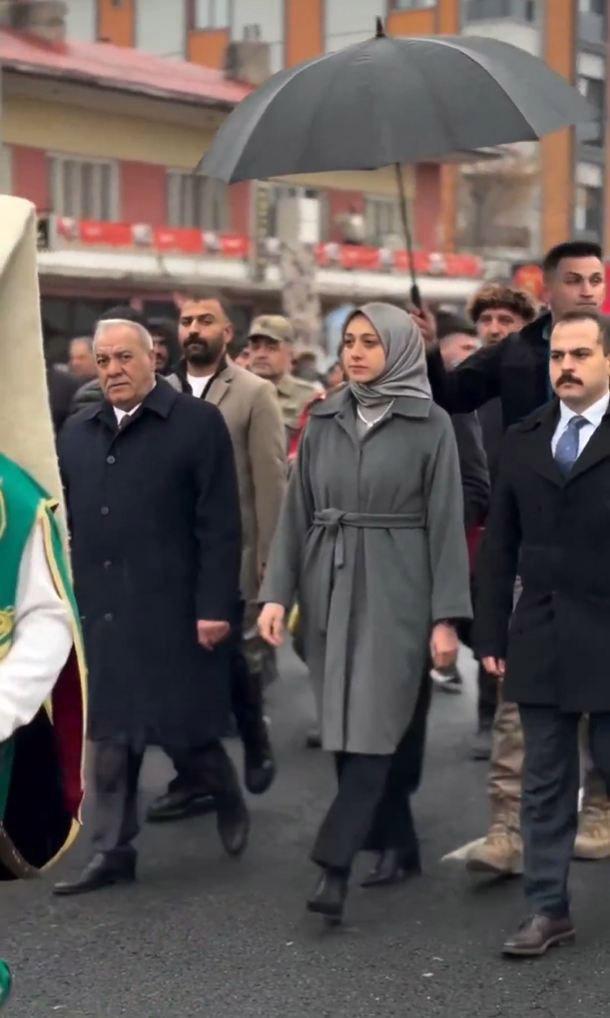 Kaymakamın polise şemsiye taşıttığı görüntü tepki çekti