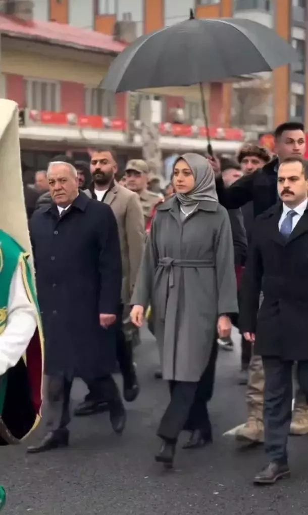 Ne diyeceği merak konusuydu: Şemsiyesini polise tutturan kaymakamdan açıklama var