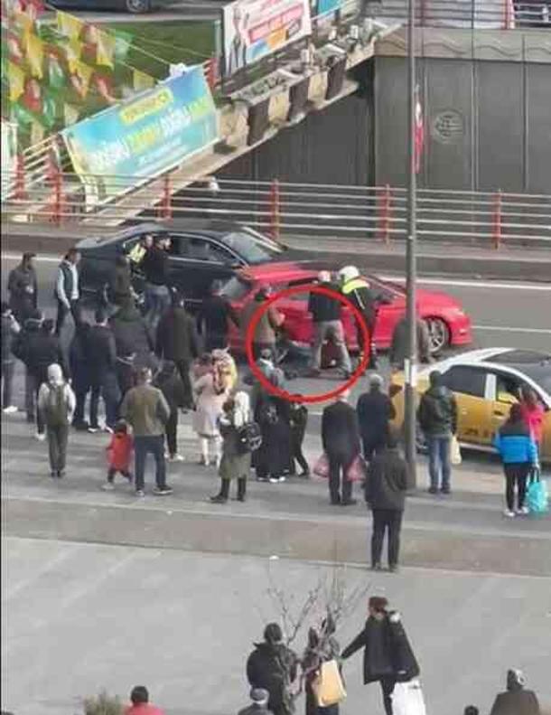 Tartıştığı polislerin üzerine otomobil sürüp, bir kişiye çarparak kaçtı