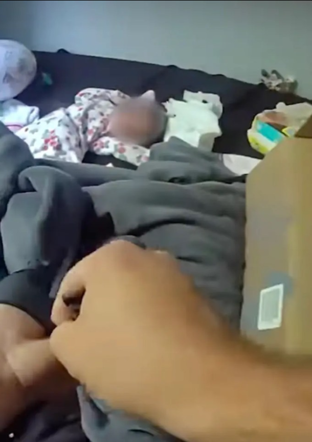 Annesi öldükten sorna günlerce aç ve susuz kalan bebek polisler tarafından kurtarıldı