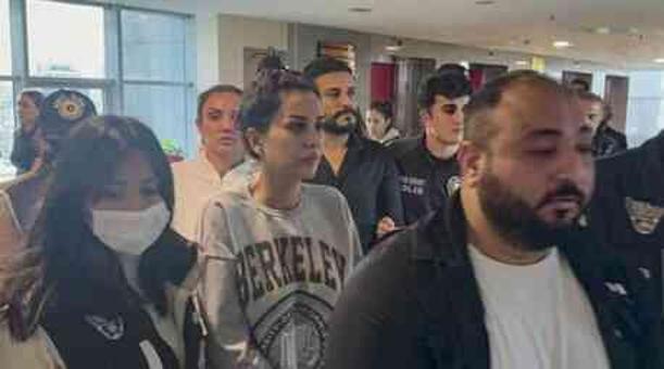 Dilan Polat çıkıyor mu? Dilan Polat, Banu Parlak duruşmasında ağladı mı? Nilda Polat'a dokunmak istedi, eşinin elini tuttu...