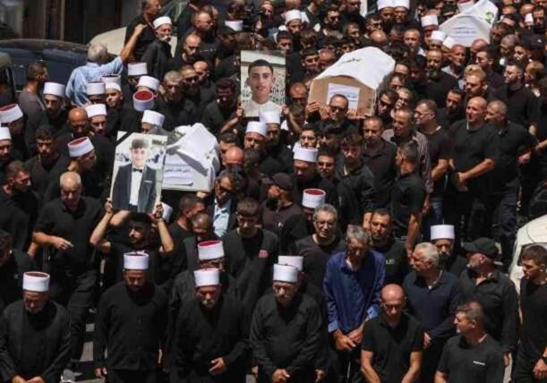 İsrail şokta! Hizbullah'ın roket saldırısında ölen 12 kişiyi binlerce kişi uğurladı