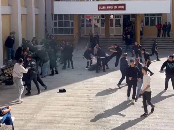 Birileri yine üniversiteleri karıştırmaya başladı