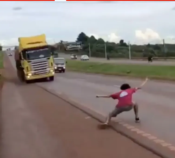 Ölümle kumar: 19 yaşındaki genç, hayatını hiçe sayarak TIR'la 'chicken' oynadı