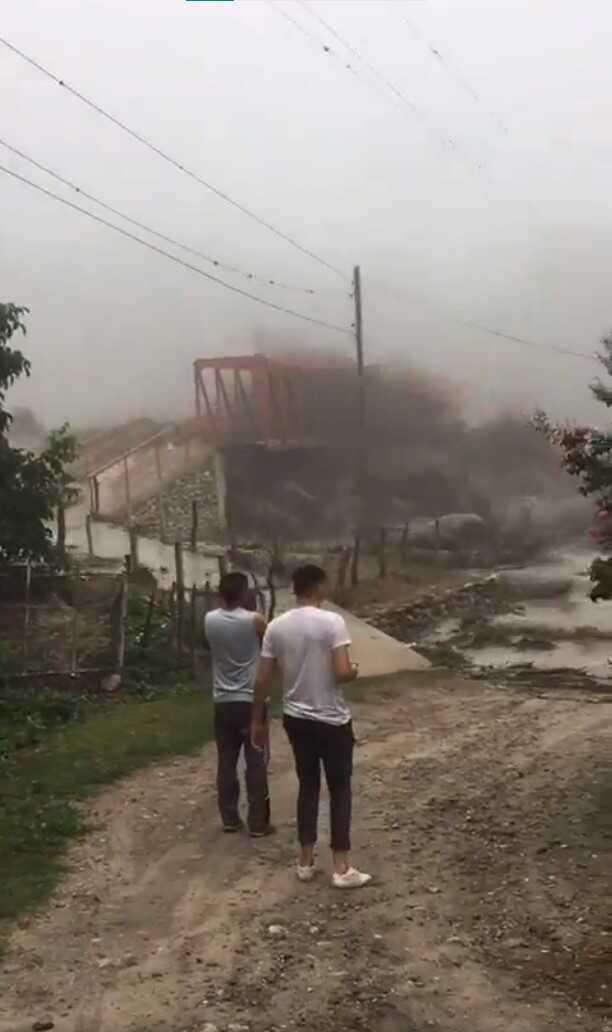 Arjantin'de şiddetli yağışlar sonucu yaya köprüsü sel sularına kapıldı