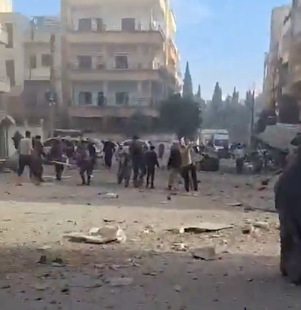 Esad rejimine ait savaş uçakları, muhaliflerin kontrolündeki İdlib'e bomba yağdırdı