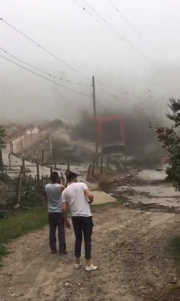 Arjantin'de şiddetli yağışlar sonucu yaya köprüsü sel sularına kapıldı