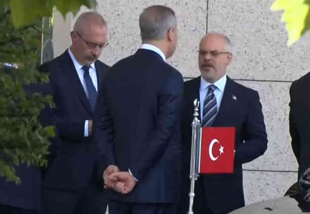 Sisi'yi karşılamak için havalimanında bekleyen Bakan Fidan'ın rahat tavırları dikkat çekti