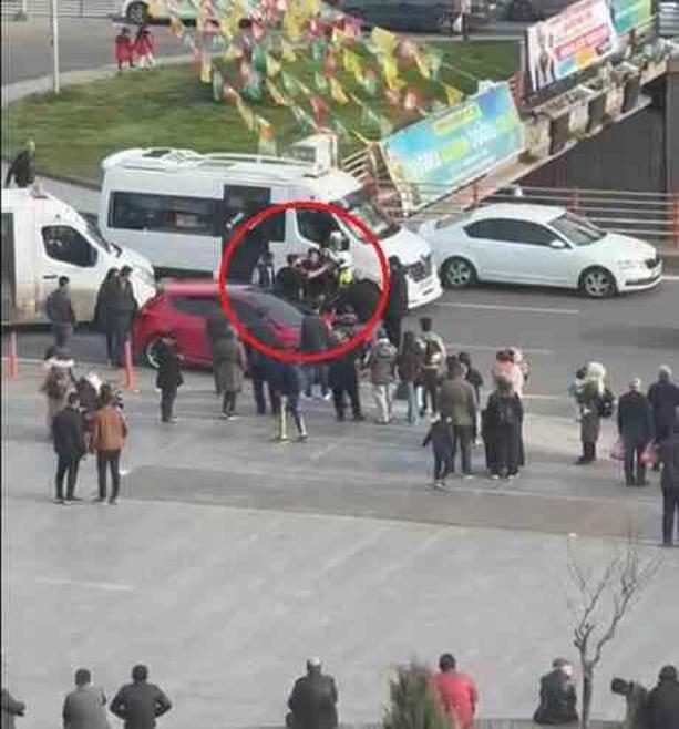 Tartıştığı polislerin üzerine otomobil sürüp, bir kişiye çarparak kaçtı