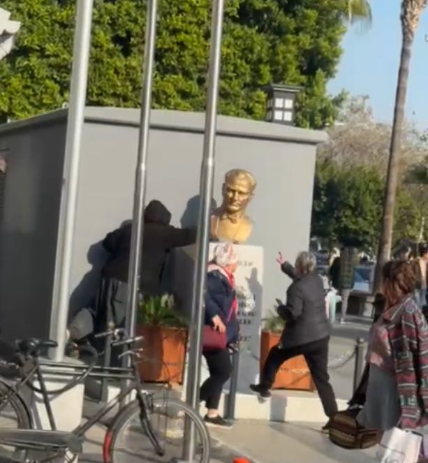 Mersin'de Atatürk büstüne çirkin saldırı: 'Ara polisi' dedikten sonra kaçtı