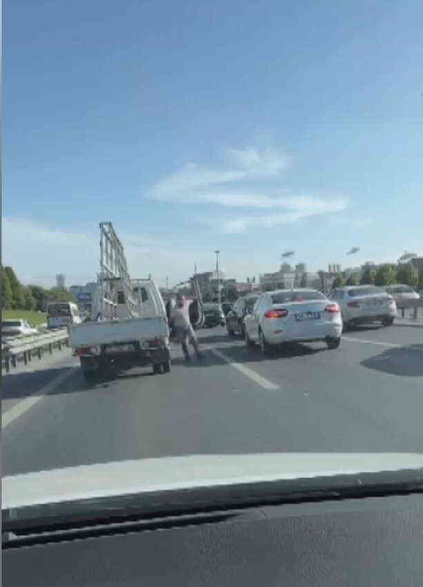 Sürücüye saldırmak için polislerin gitmesini beklediler! Darp anları kamerada