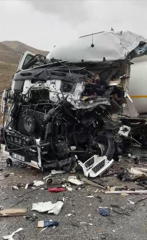 Yolcu otobüsü ile tanker kafa kafaya çarpıştı! Ölü ve yaralılar var