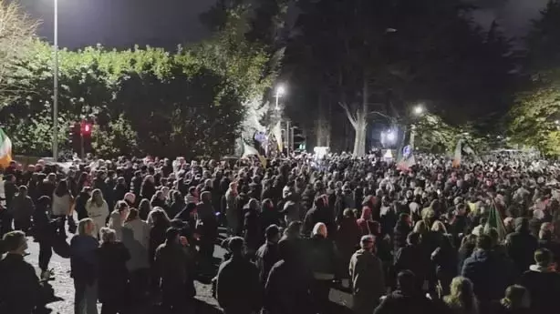 Küçük kıza cinsel saldırı iddiası ülkeyi yangın yerine çevirdi