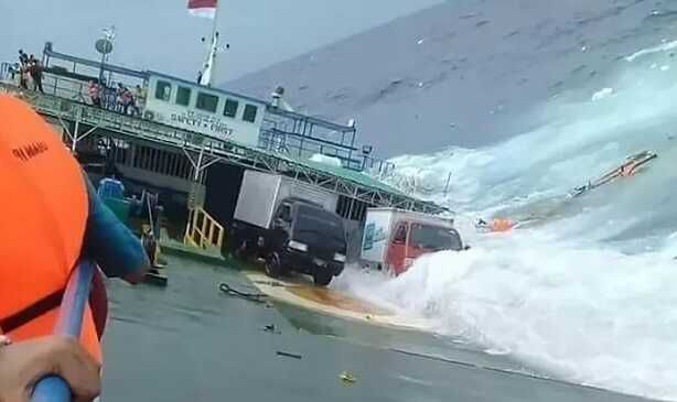 Endonezya'da Tekne Kazası: 15 Ölü, 19 Kayıp