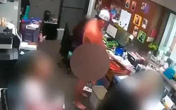 Ofisinde çıplak gezip kadın çalışanları taciz eden doktorun diploması iptal edildi
