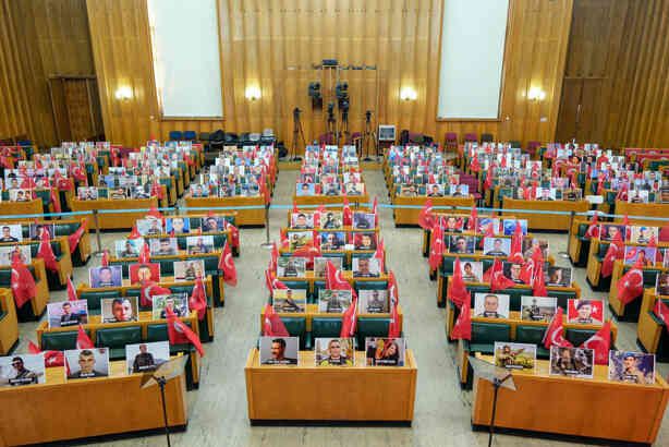 Bahçeli'nin çağrısına tepki gösteren İYİ Parti'de toplantı öncesi tüm sıralara şehit fotoğrafları konuldu