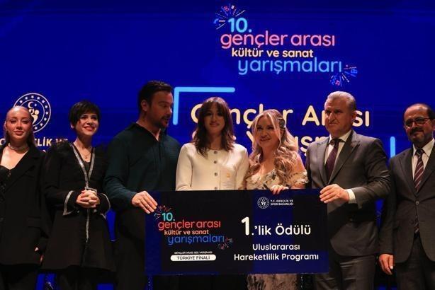 Bakan Osman Aşkın Bak, Sinan Akçıl ile sahnede şarkı söyledi