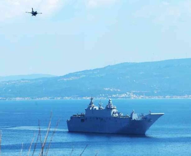 Çanakkale'deki törende tüyleri diken diken eden görüntü! Zafer geçişine TCG Anadolu da katıldı