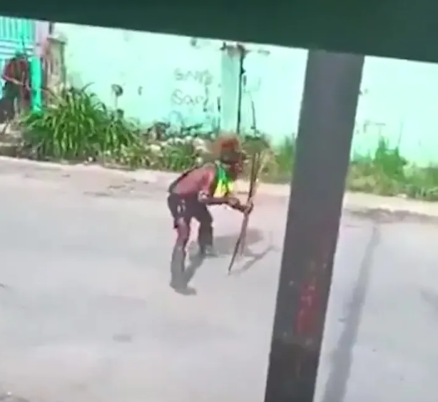 Cadde ortasında kabile savaşı! Ok ve yaylarla çatıştılar