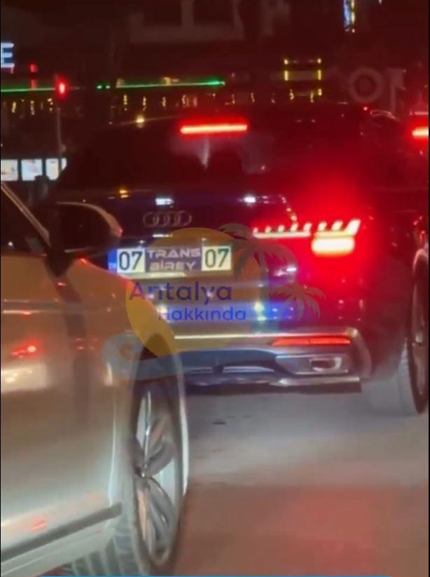 Plakayı görenler telefona sarıldı! Şimdi herkes aynı soruyu soruyor