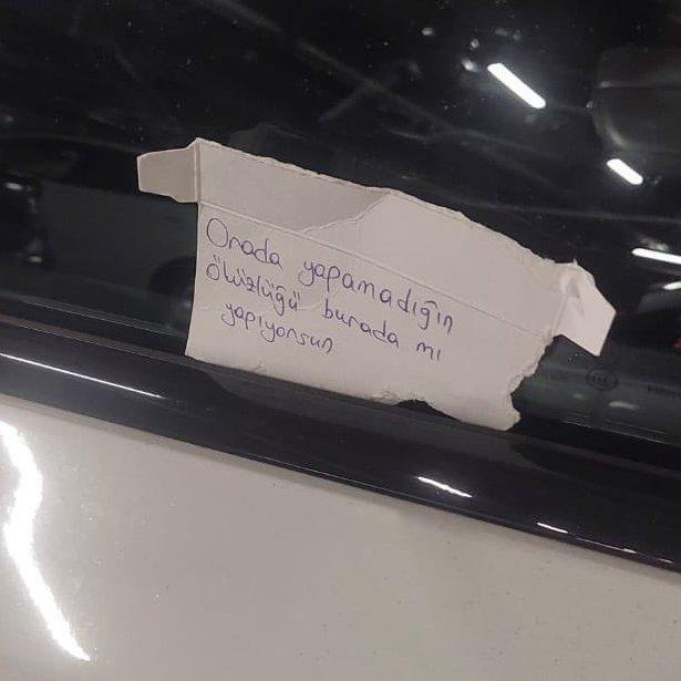 Park ihlali yapan gurbetçinin arabasına bırakılan not ses getirdi