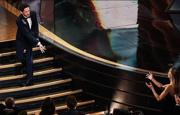 Adrien Brody'den iğrenç hareket: Oscar dölünü alırken sakızını kız arkadaşına fırlattı