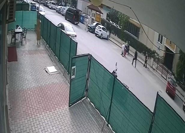 Eşini yere yatırıp defalarca bıçakladı, vatandaşlar güçlükle durdurabildi