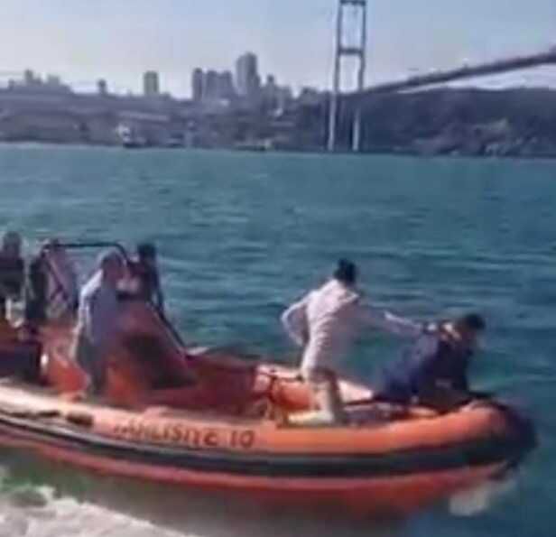 Üsküdar'da denizde can pazarı: Piknik örtüsü ile kurtarmaya çalıştılar
