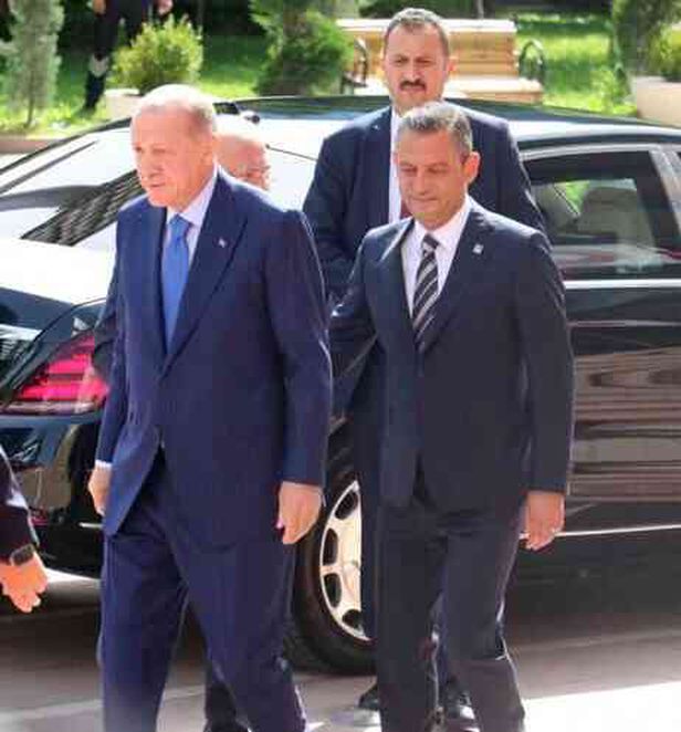Cumhurbaşkanı Erdoğan, CHP Genel Merkezi'nde! Özgür Özel kapıda karşıladı