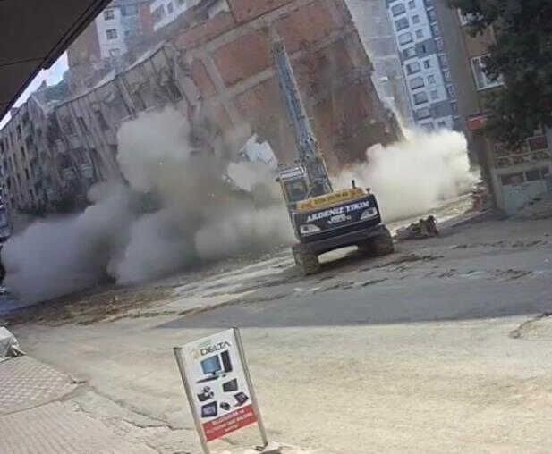 Elazığ'da ağır hasarlı bina iş makinesinin tek dokunuşuyla yerle bir oldu