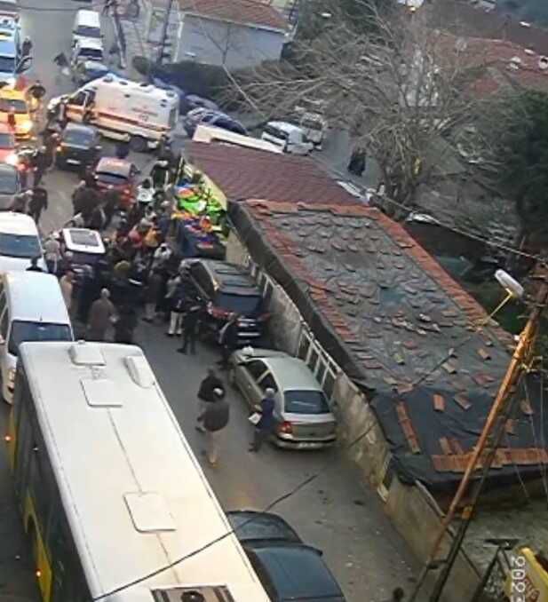 Beykoz'da vatandaşa İETT otobüsü çarptı, yakını otomobil ile kalabalığa daldı